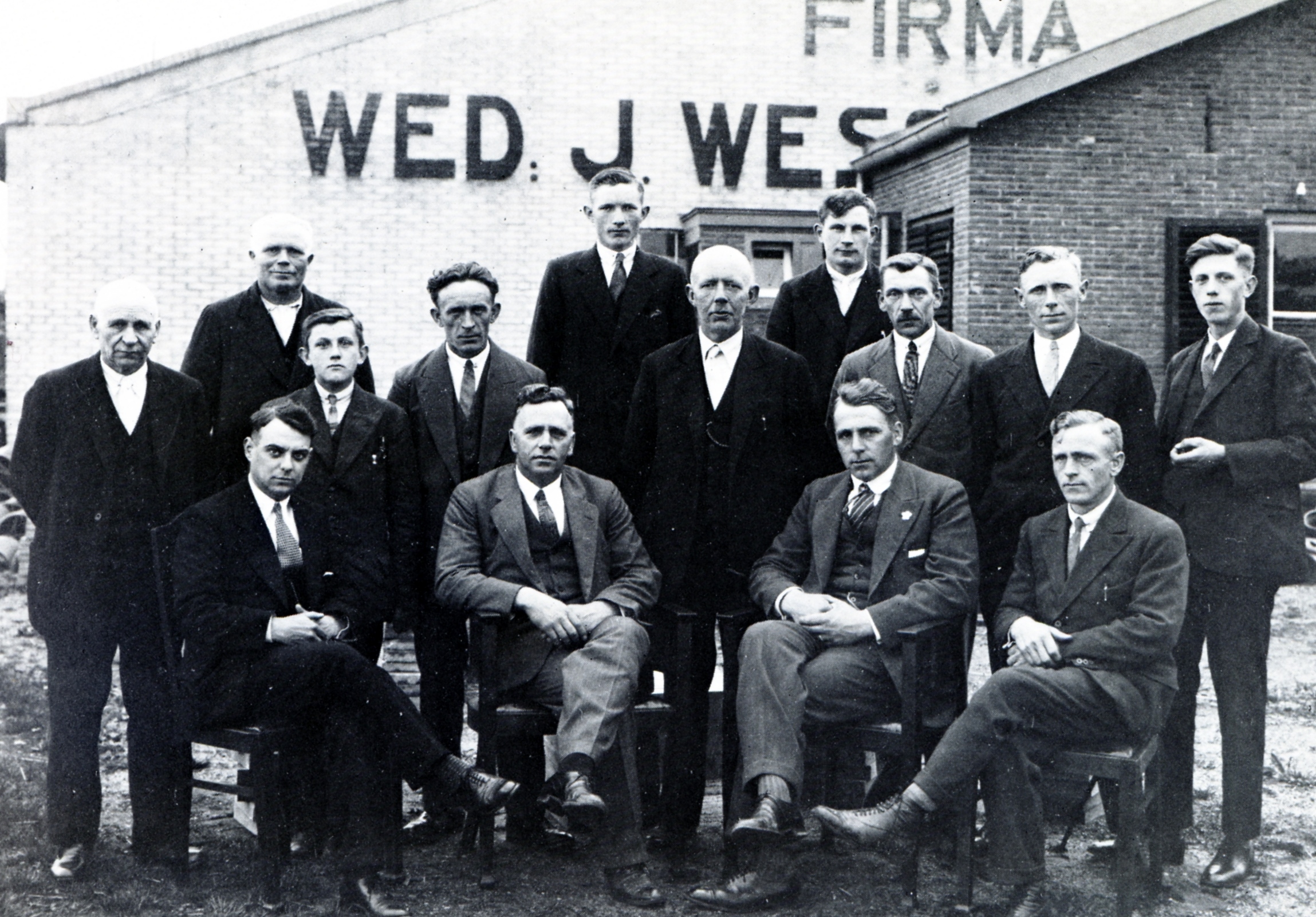 directie_en_medewerkers_van_de_firma_wesselink_circa_1930.jpg