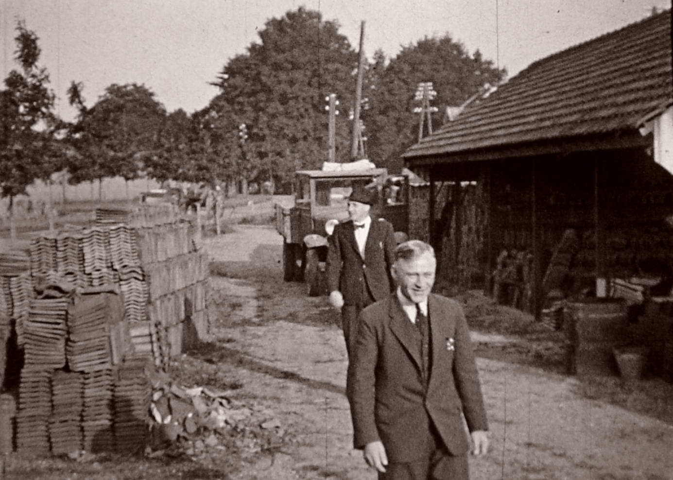 garrit_en_herman_wesselink_bij_het_bedrijf_in_vorden_1938.jpg