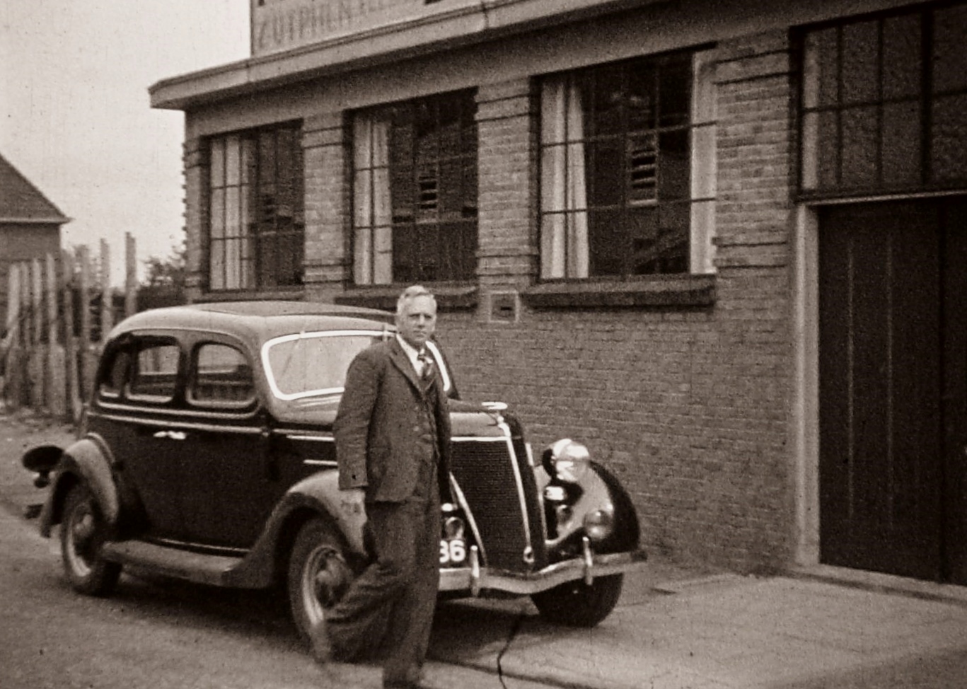 jan_wesselink_bij_het_bedrijf_in_zutphen_1938.jpg